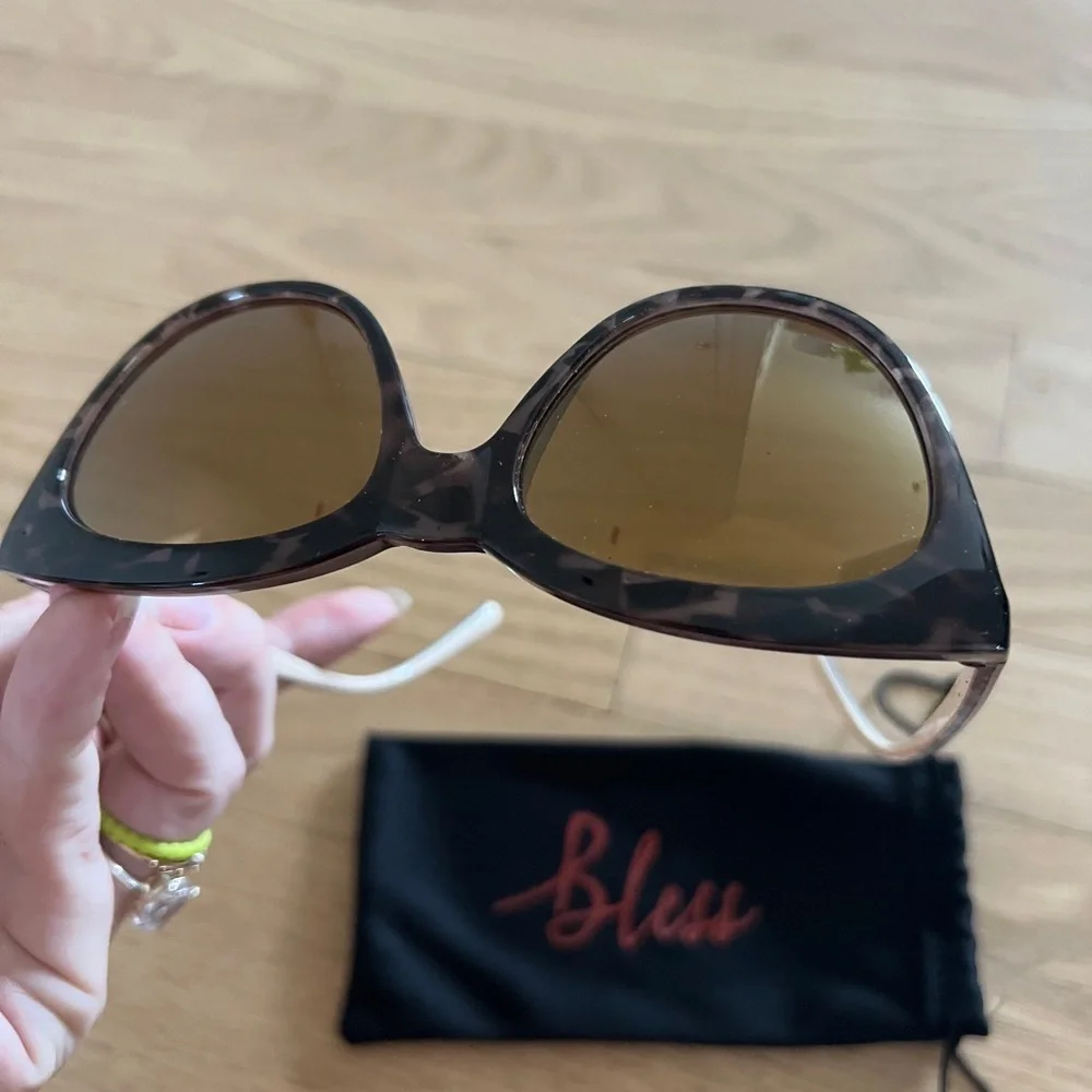 Bless Box Women’s Tortoiseshell Cat Eye Sunglasses OS‎ With dust bag